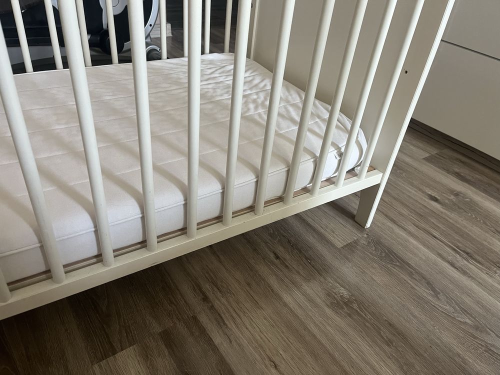 Дървена кошара SMAGORA и матрак VYSSA от IKEA