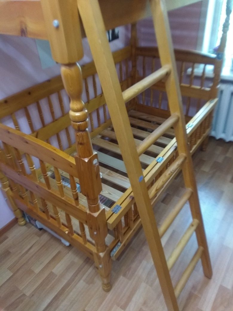Продам двухярусную кровать детскую