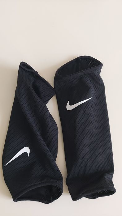 Vând cotiere Nike M