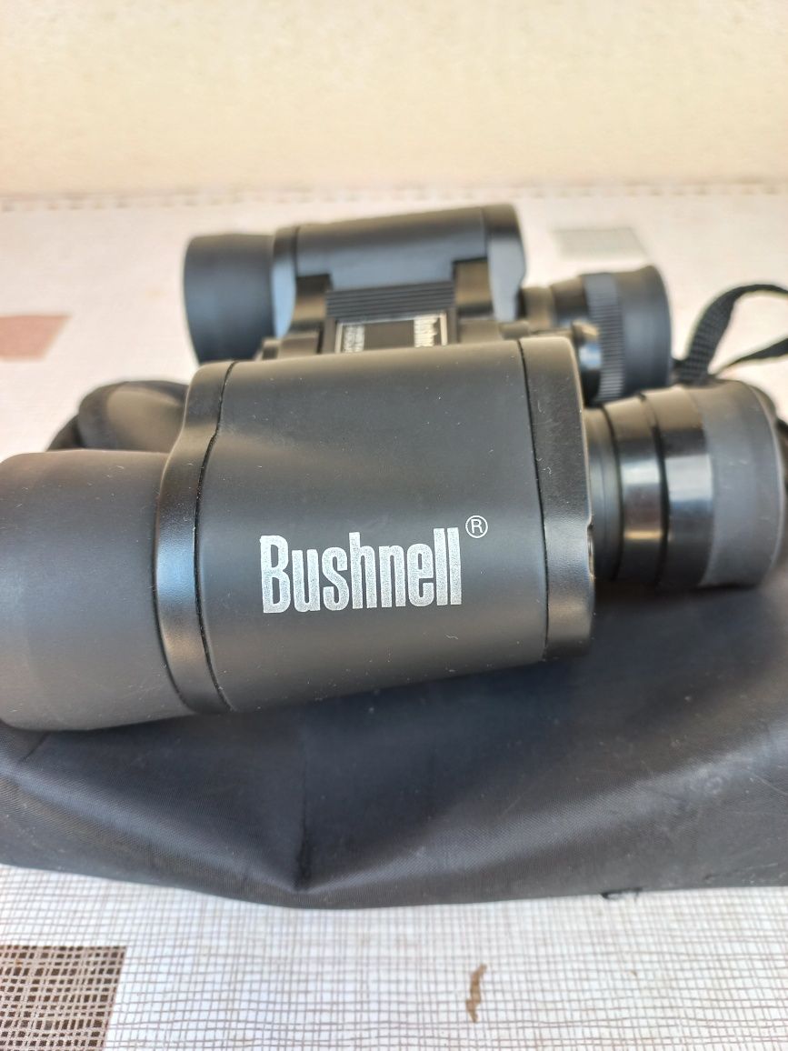 Binoclu Bushnell 7x35.