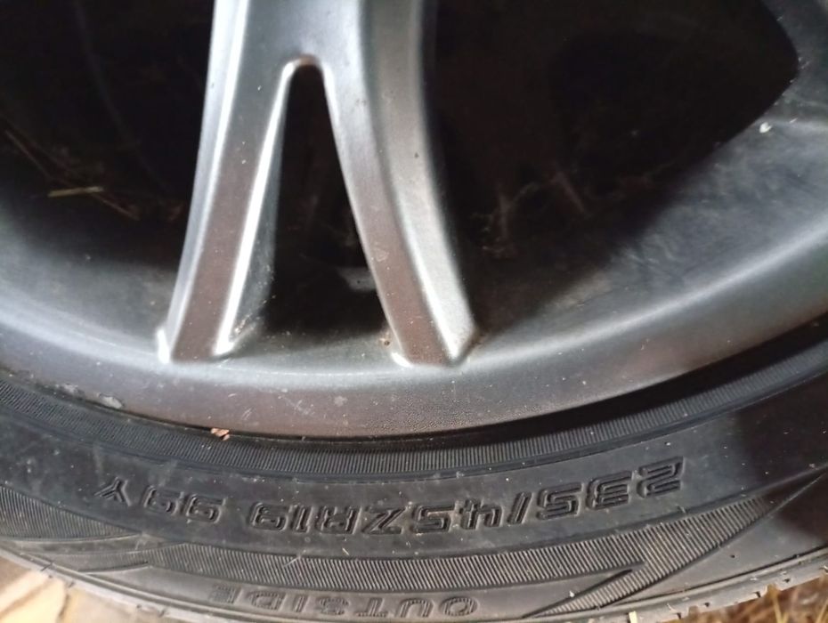 Vând cauciucuri cu tot cu jante pentru seria 3. Seria 4. X3