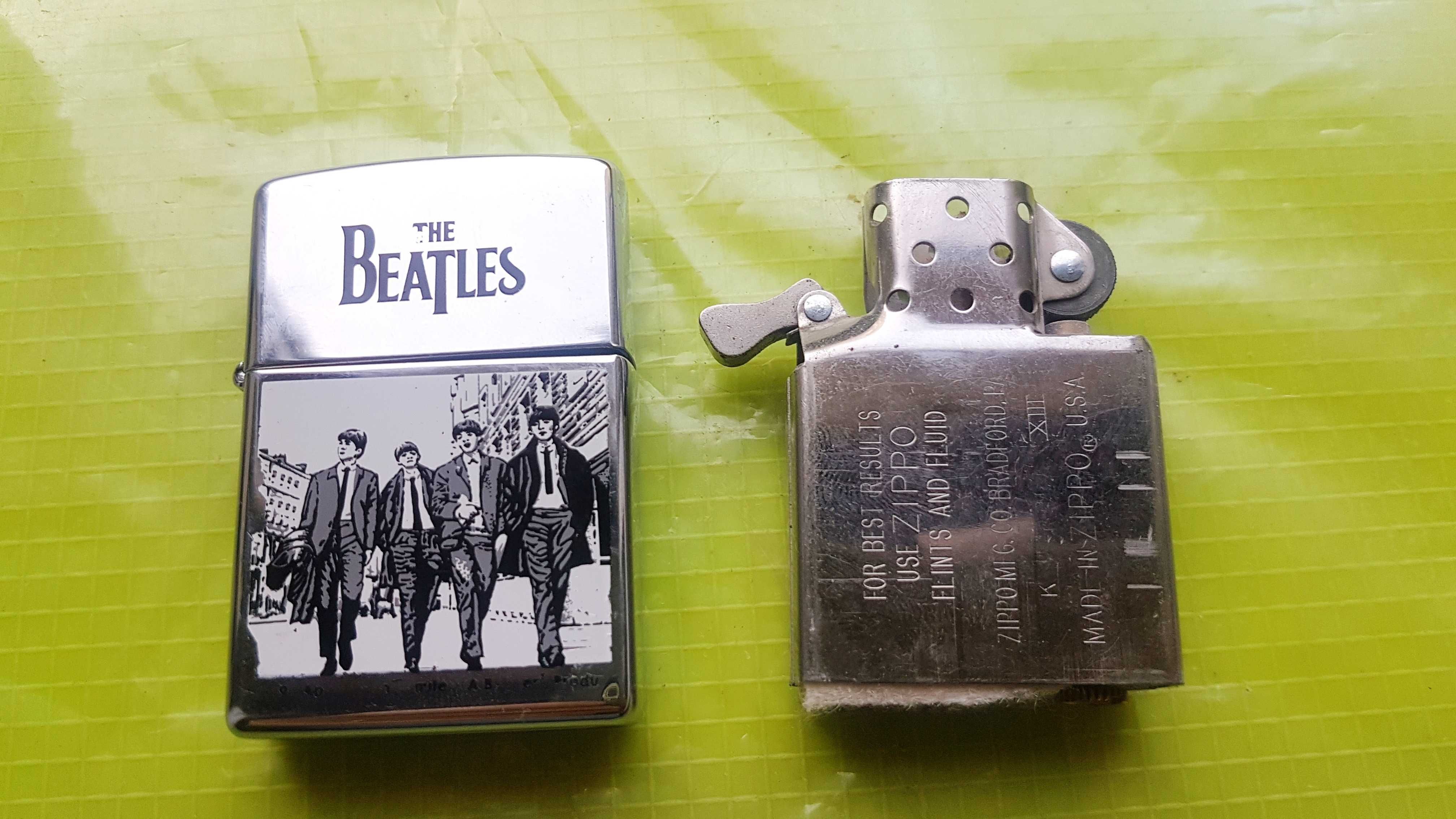 F82-I-Bricheta ZIPPO THE BEATLES functionala benzina stare buna