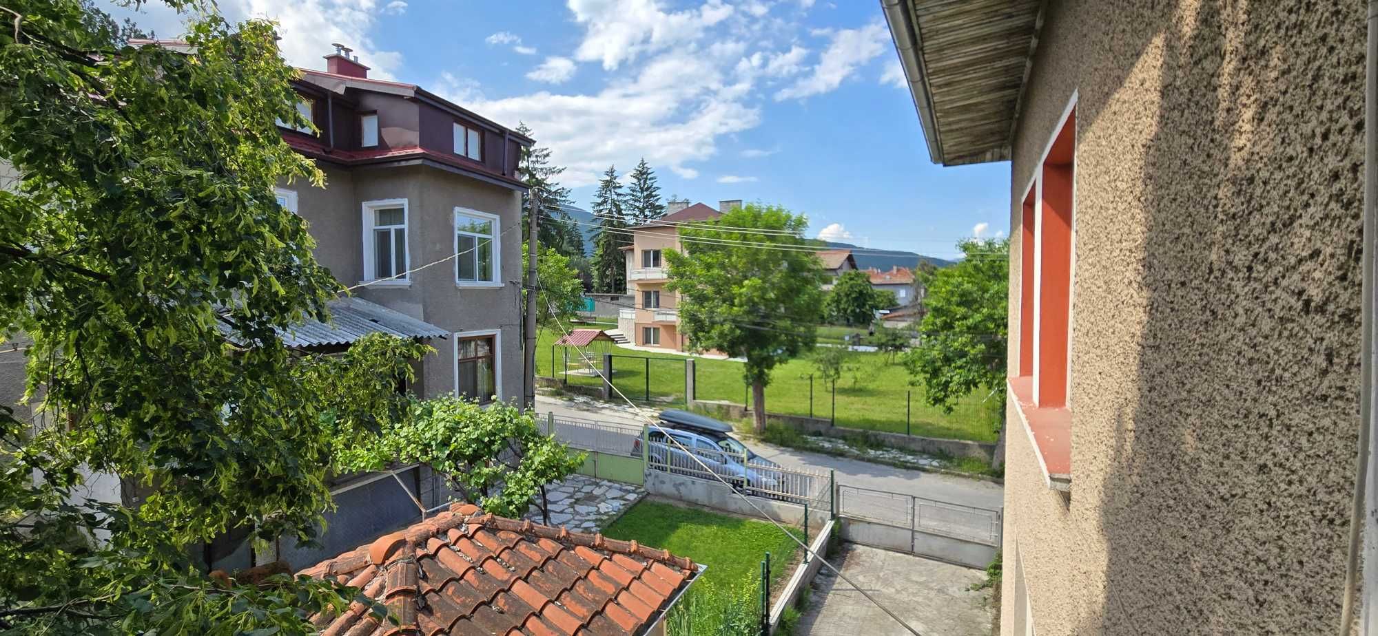 Продава се двуетажна къща с двор и гараж във Велинград широк център