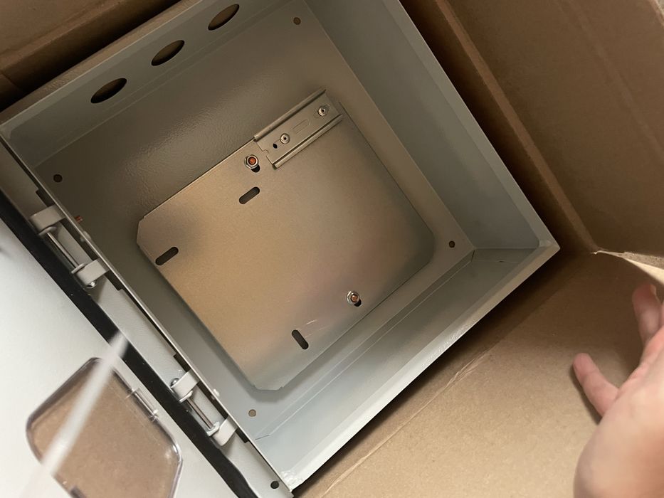 электро щит , окно , кабель , сталь , фиксатор