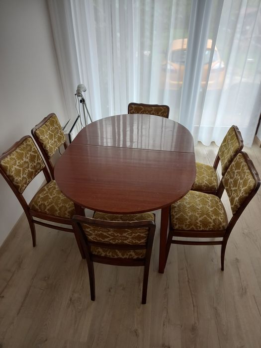 Masa de lemn extensibila cu 6 scaune.