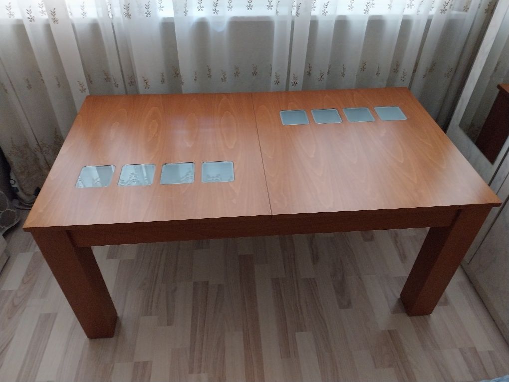 Продавам холна маса