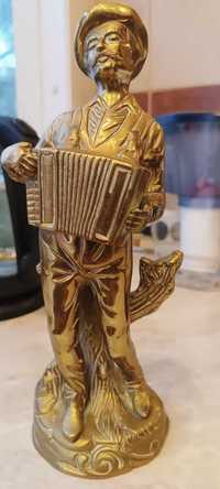 Бронзова статуетка с акордеон.