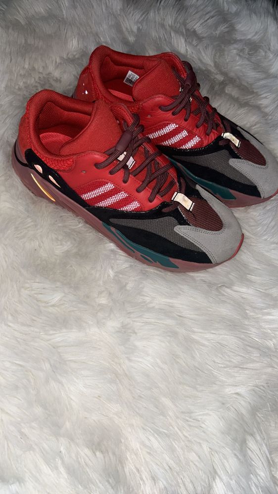 YEEZY 700 Hi red