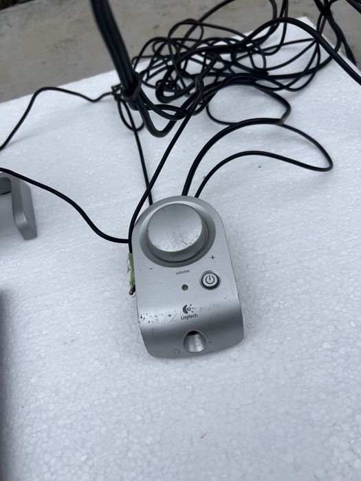 Sateliti Logitech 2.1 + control Volum