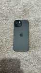 Iphone 15 simplu pe negru utilizat putin ciobit in partea drapta sus