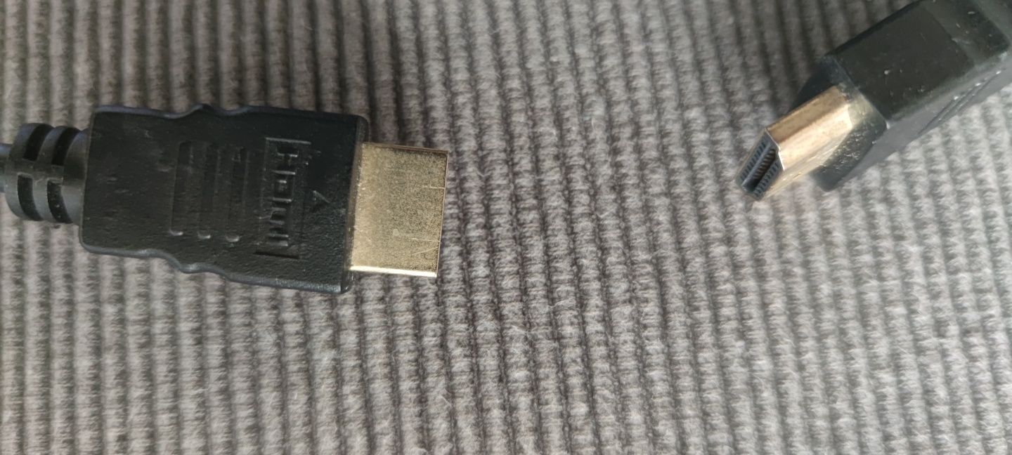 HDMI кабел със златно покритие на краищата.