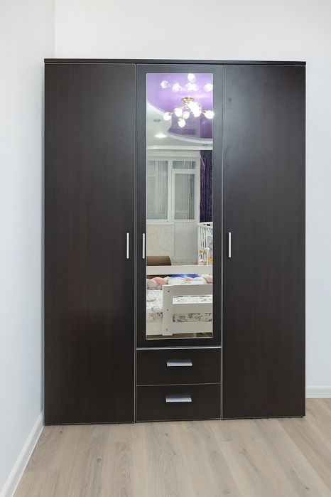 Шкаф и туалетный столик