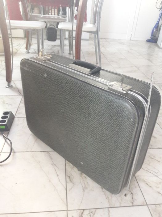 Пътнически куфар и дамаджана