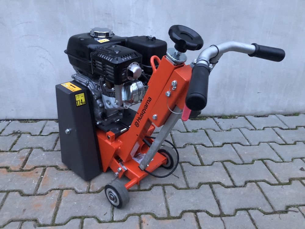 MASINA DE FREZAT PARDOSELA, Husqvarna, MODEL CG200 Fabricatie 2003 Nou