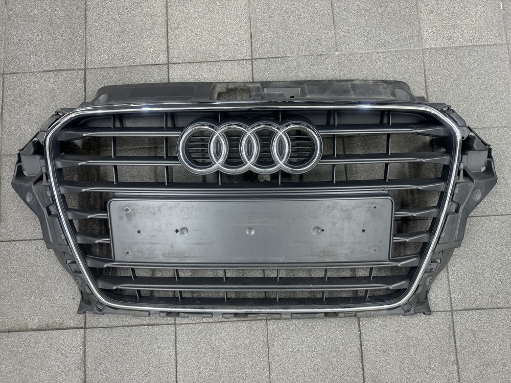 Предна оригинална решетка за Audi A3 8V 2014 г