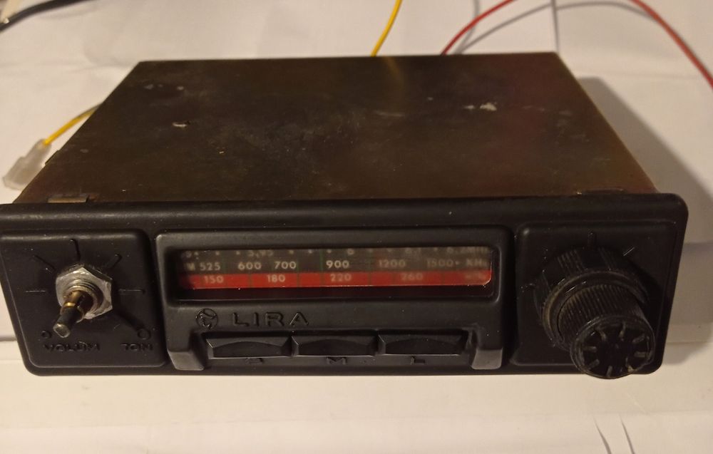 Vând/Schimb aparate radio,unele funcționează,preț în funcție de aparat