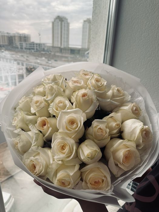 Белые розы 25.