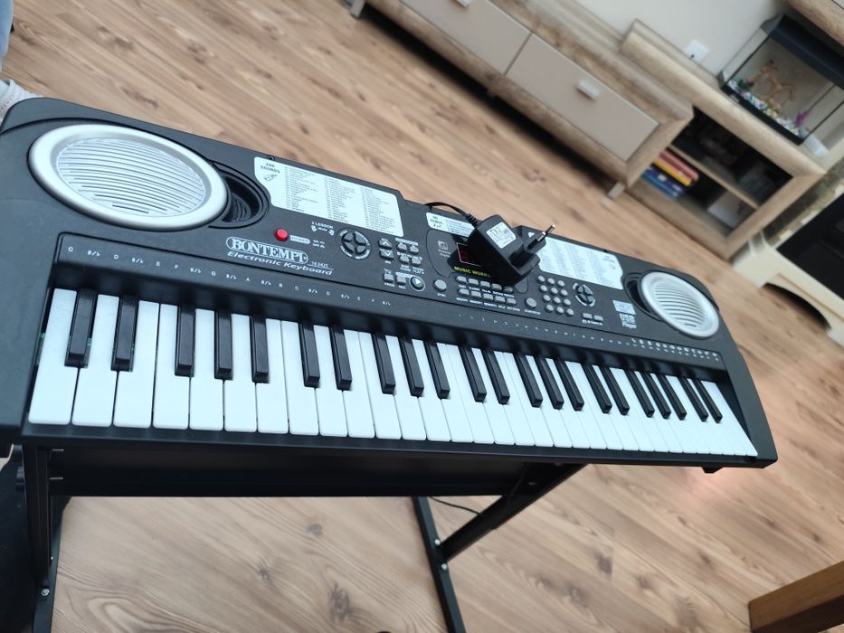 Дигитален синтезатор с 54 клавиши.