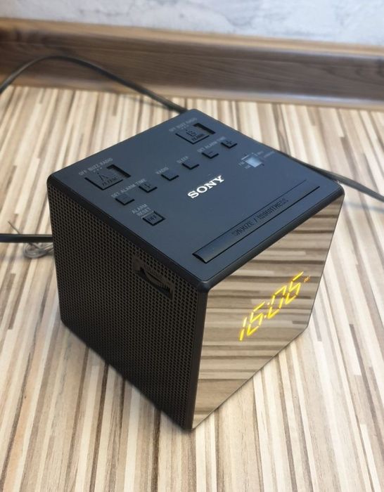 Radio ceas Sony.