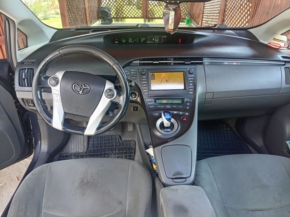 Vând Toyota prius 3 hibrid