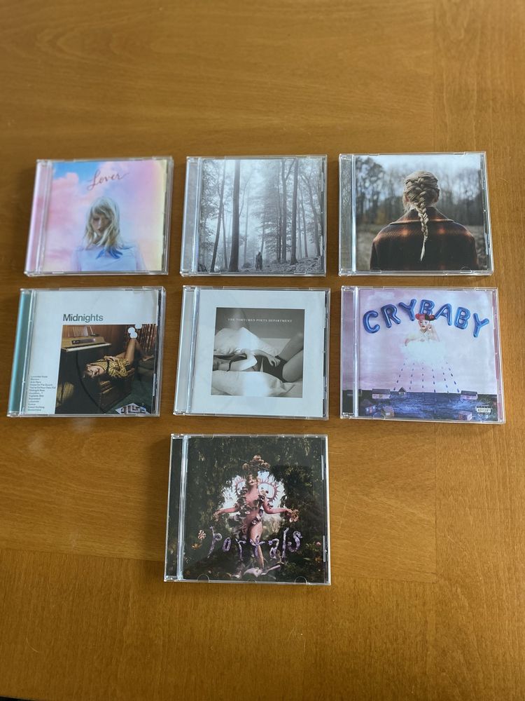 Taylor Swift и Melanie Martinez CD албуми