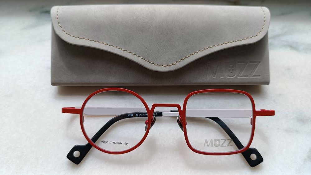 Ramă ochelari din titan pur, asimetrică.