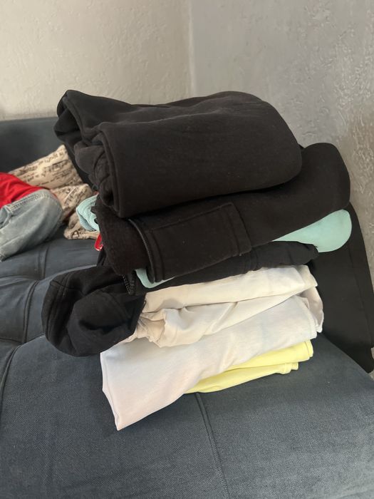 Отдам бесплано спорниные костюмы на девушку