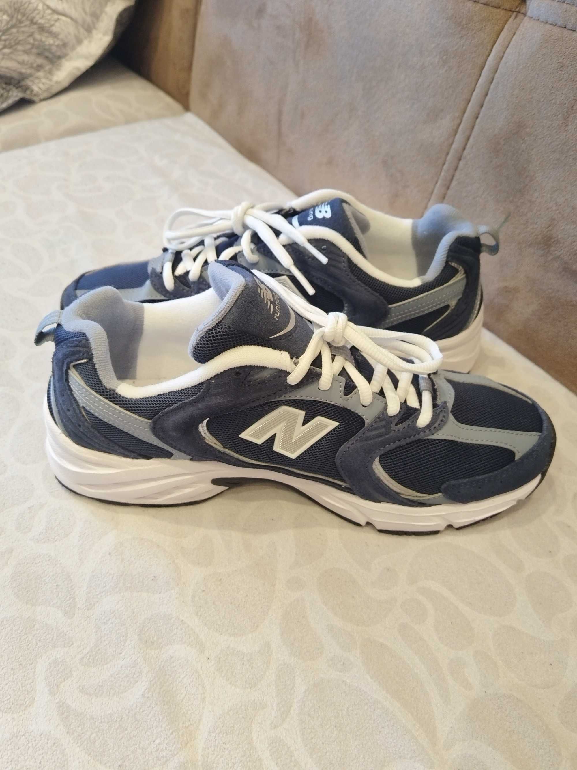Маратонки new balance