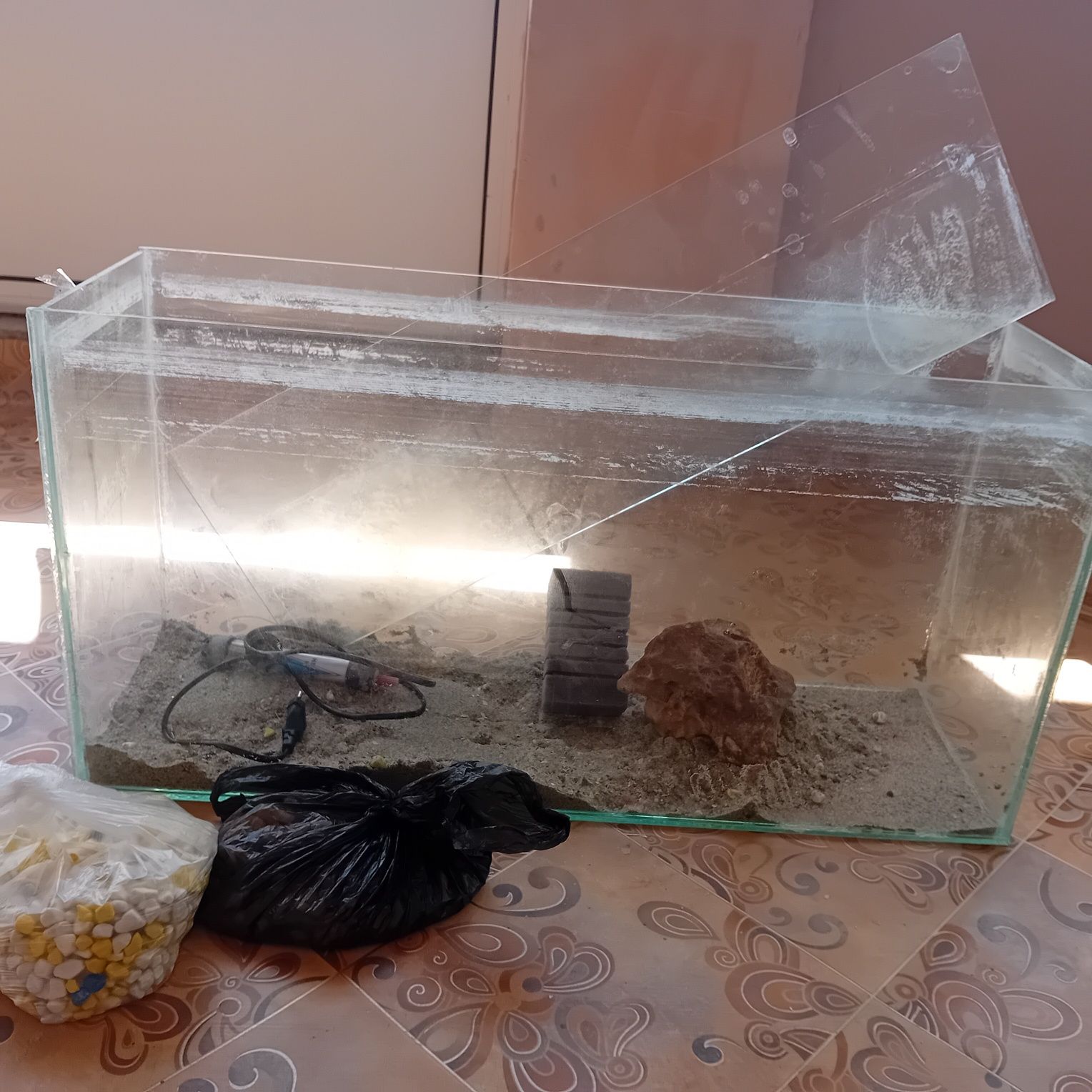 Аквариум с частично оборудване