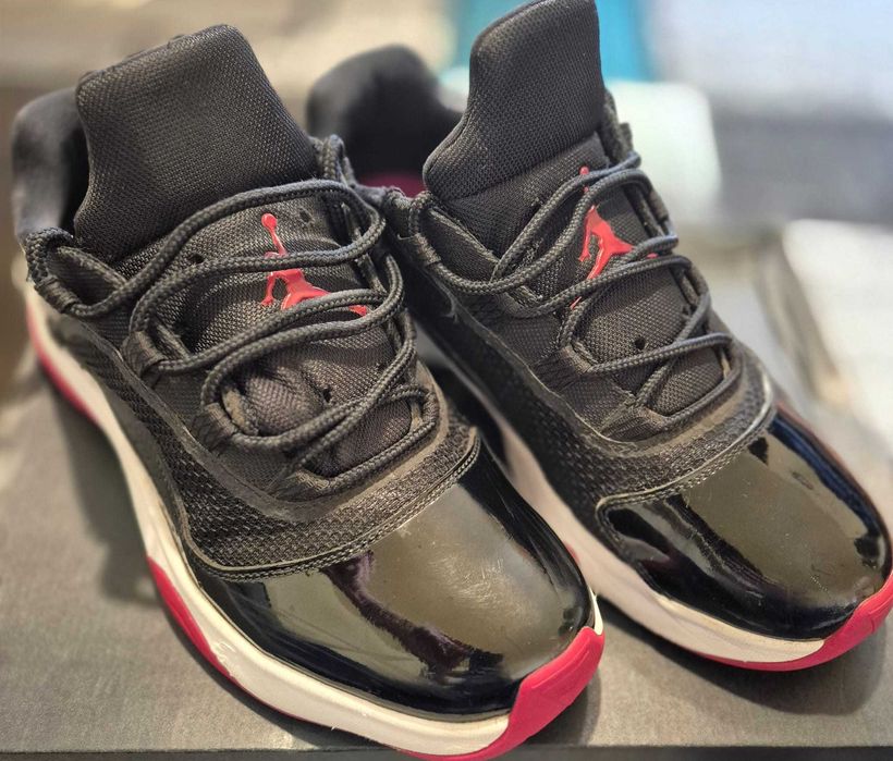 Vand 2 perechi Jordan, originali cu cutiile originale.