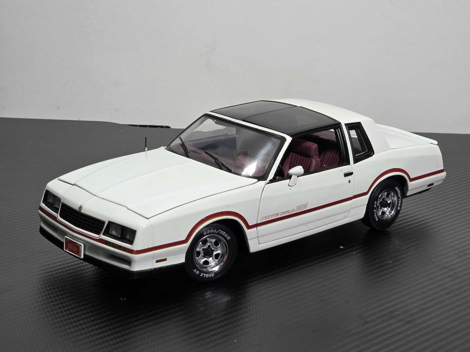 Macheta Auto 1/18 American Muscle Authentics 1985 Chevy Monte Carlo SS