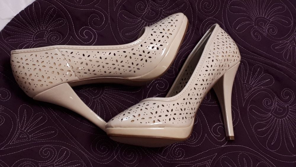 Reduși la 25! Pantofi nude marimea 39