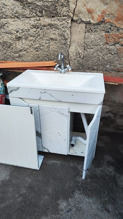 Раковина с тумбой и зеркалом