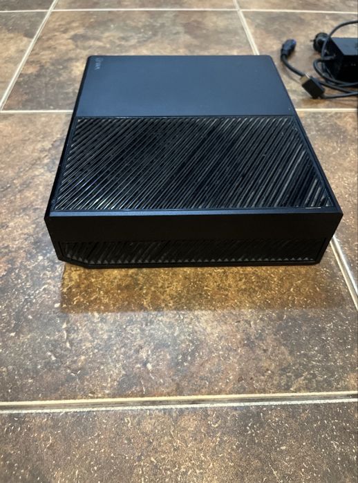 XBOX ONE 1TB+2 controller+fifa23/17/24+minecraft+gta5