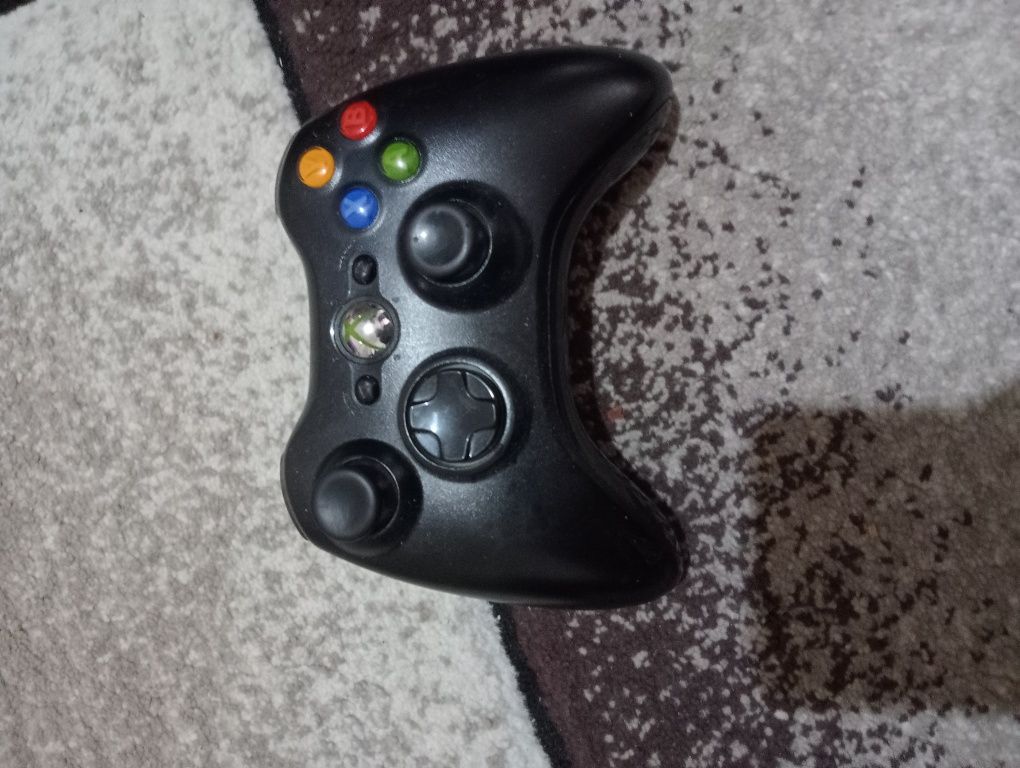 Vând Xbox 360E. Stare impecabila