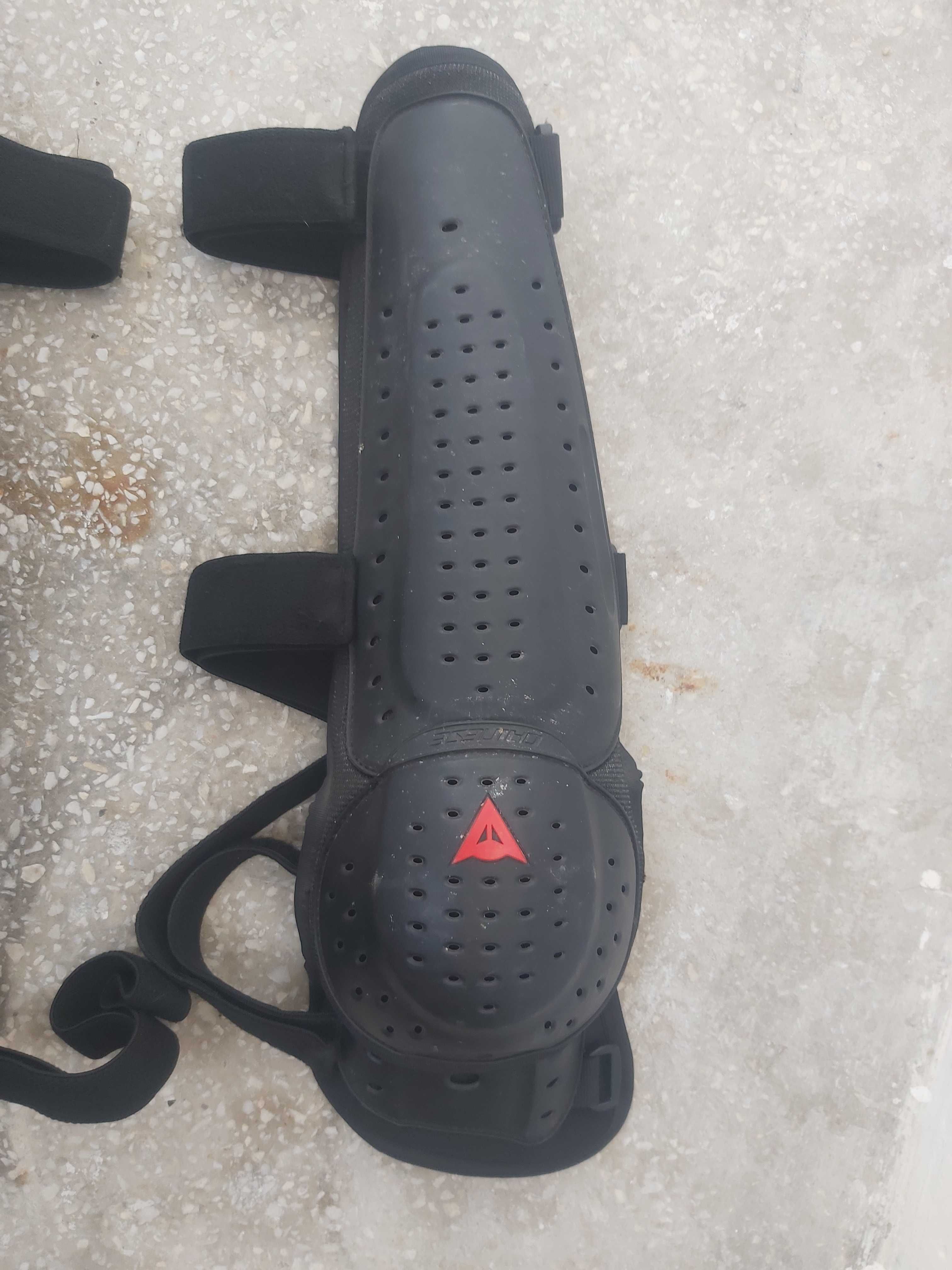 Knee V E1 N Genunchiere cu prelungire pe tibie moto omologate Dainese
