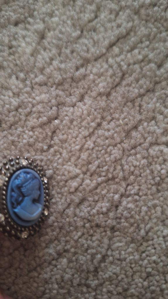 Broșa vintage tip camee-stil victorian ,cu pietre scumpe albastre