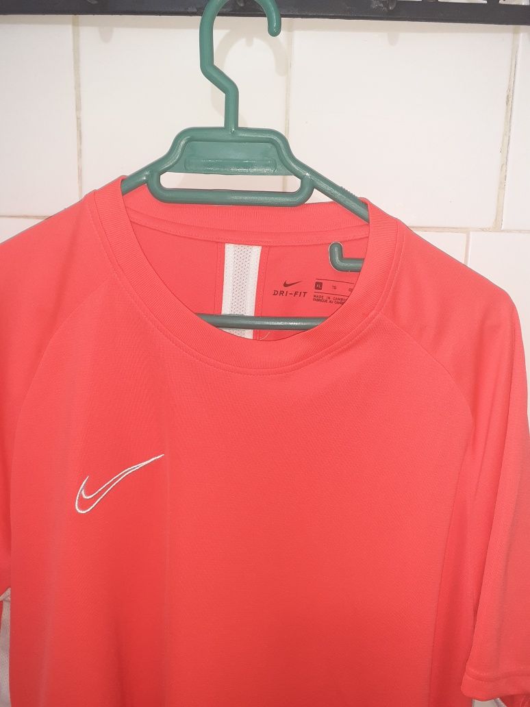 Tricou marca Nike mărime xl culoare roșie