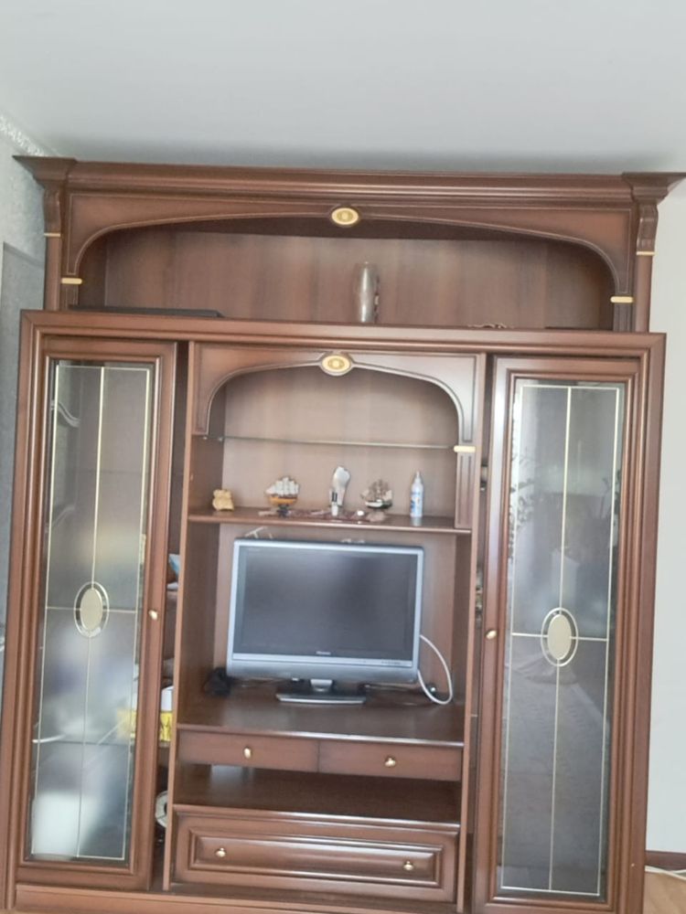 Срочно продается сервант для гостинной комнаты. В отличном состоянии.