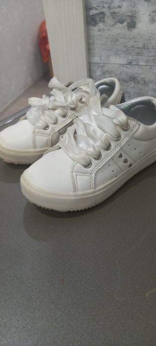 Продам кроссовки детские.2 пары Или обмен  на ягоды