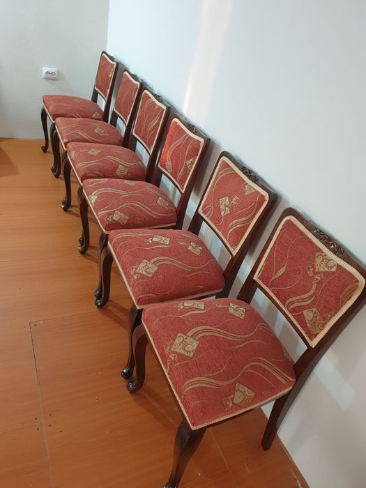 Vând 6 scaune clasice din lemn masiv, tapițate elegant
