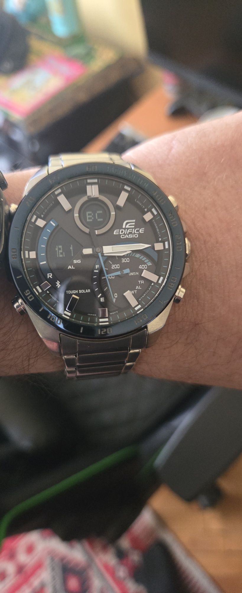 Продавам часовник casio edifice ecb900