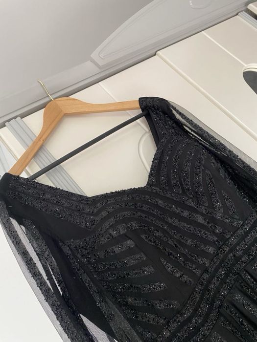 Rochie elegantă neagră, cu paiete si mâneci din tull