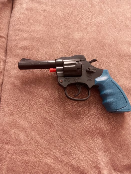 Pistolul cu capse