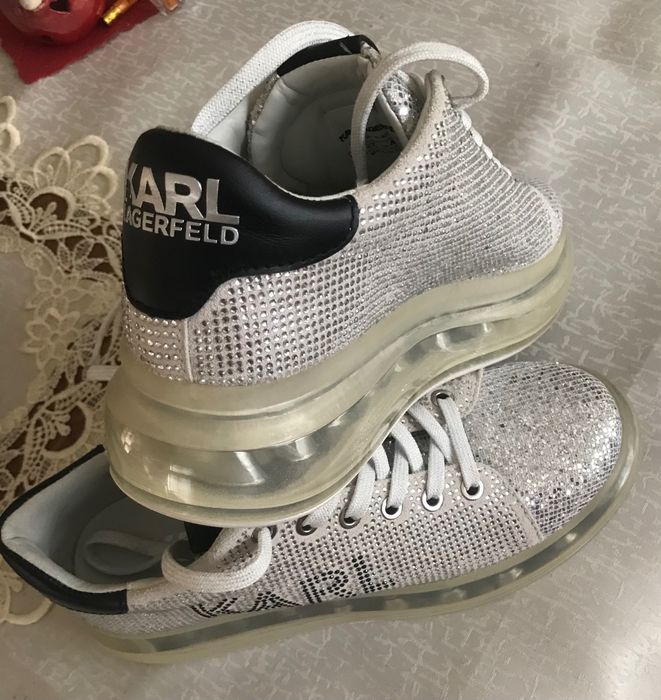 Adidași noi nepurtați