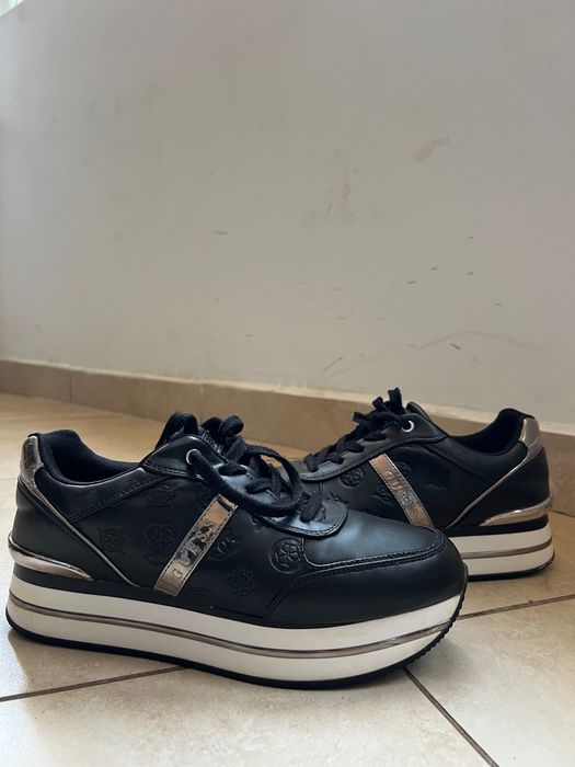 Vând adidași Guess pentru femei