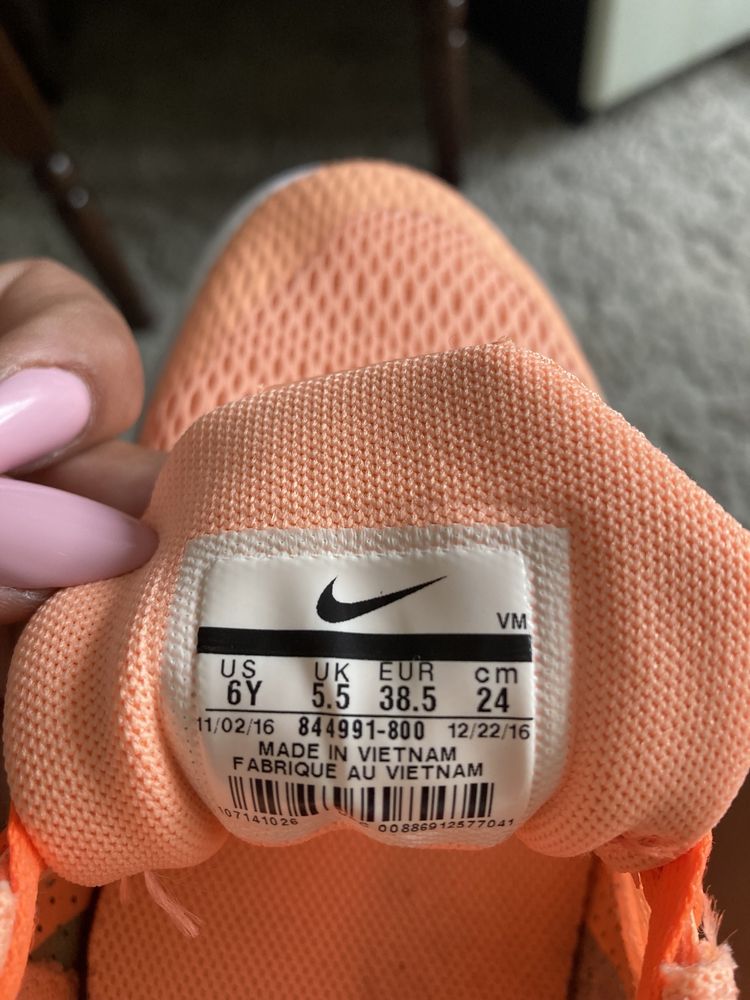 Дамски маратонки NIKE номер 38,5