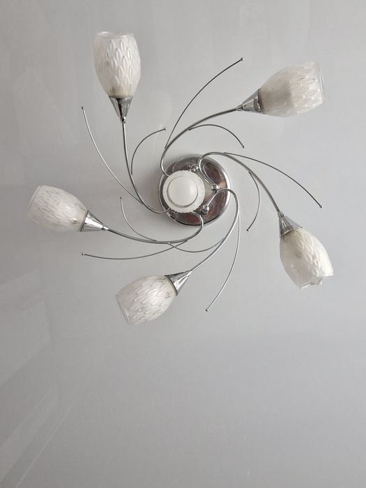 Люстра. Целая,красиво смотрится.