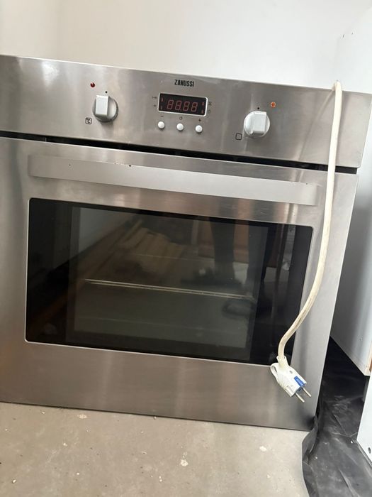Văd cuptor  firma ZANUSSI stare nou nouță