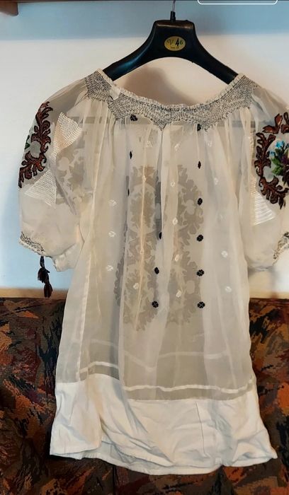 Ie cusuta manual cu matase, paiete și fir metalic auriu